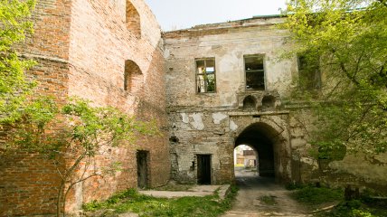 Арка главных ворот замка в Клевани