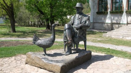Памятник основателю парка — Фридриху Фальц-Фейну