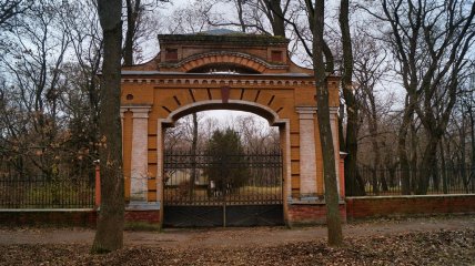 Въездные ворота в усадьбу семьи Толстых