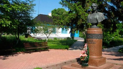 Памятник Лесе Украинке на территории музея-усадьбы