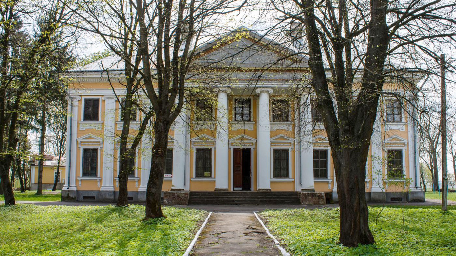 Парковый фасад дворца Ходкевичей в Млинове